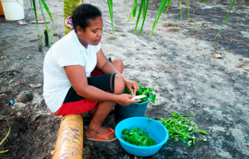 Sabeth prepares vegetables for dinner at Nudibranch Homestay