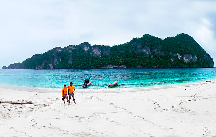 Wayag tour - Sapatu Island, North Waigeo