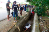 Students clean the Waisai street gutters<br /><i>Photo by Ranny</i>