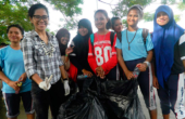 Students pitch in on Clean Up Waisai day<br /><i>Photo by Ranny</i>